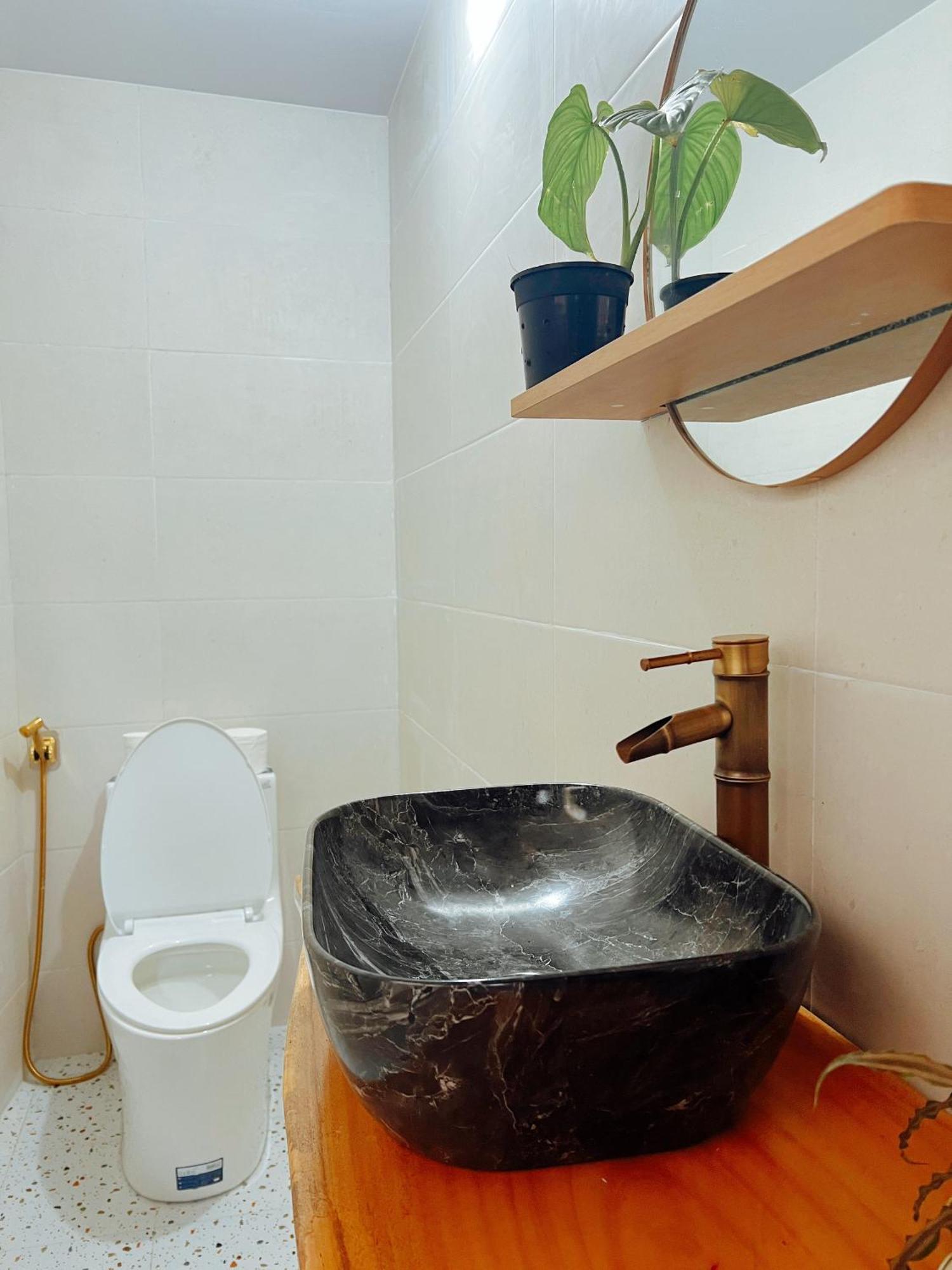 The Hue Homestay Bagian luar foto
